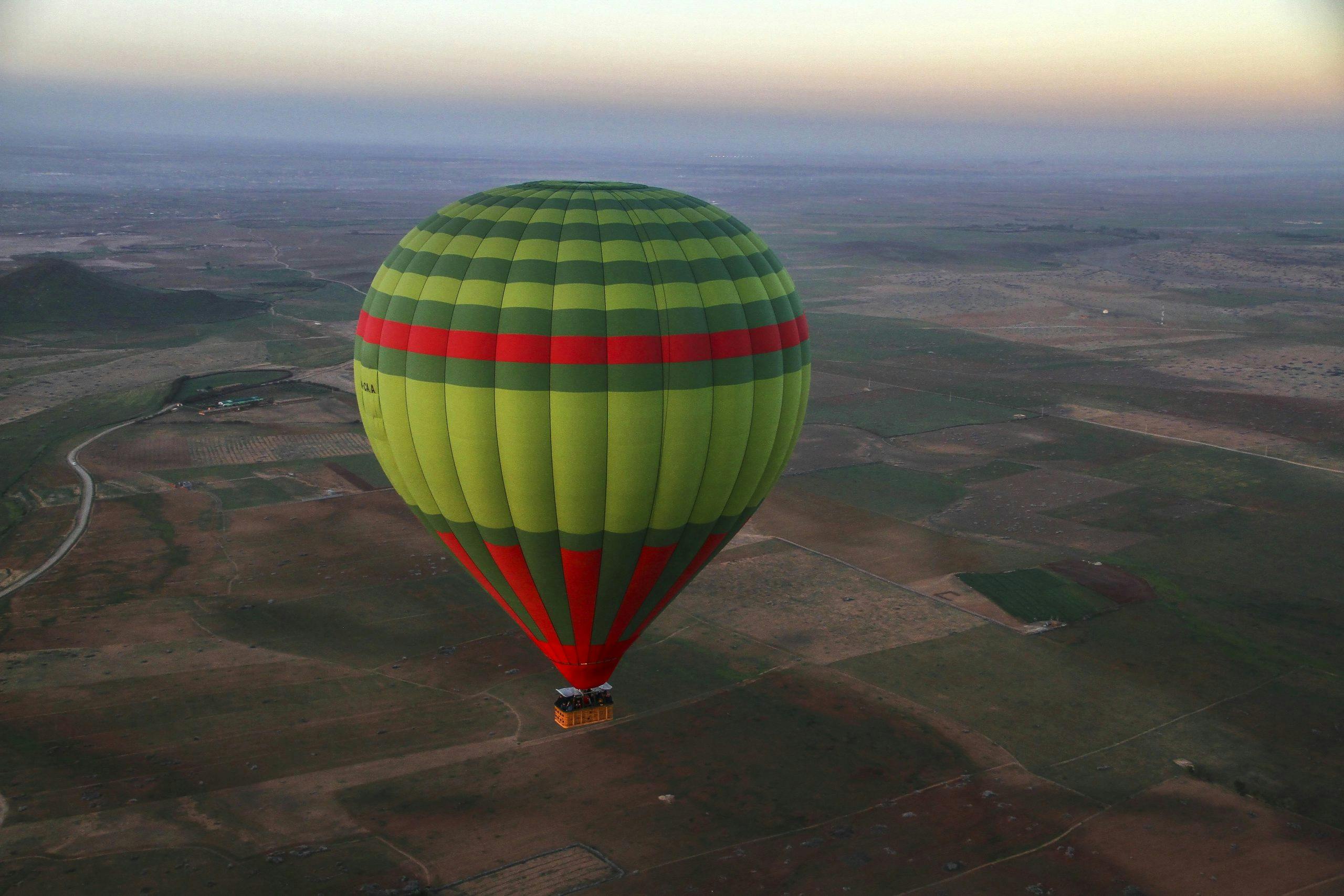 Tenk å oppleve Marokko fra en luftballong! Luftballong over landskapet i Marokko